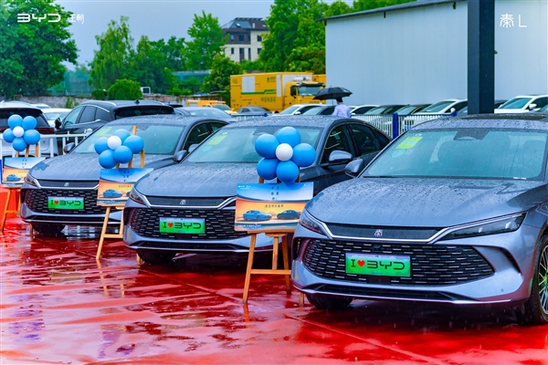 滿油滿電高跑2547公里！王傳福親自為比亞迪秦L首批車主交車