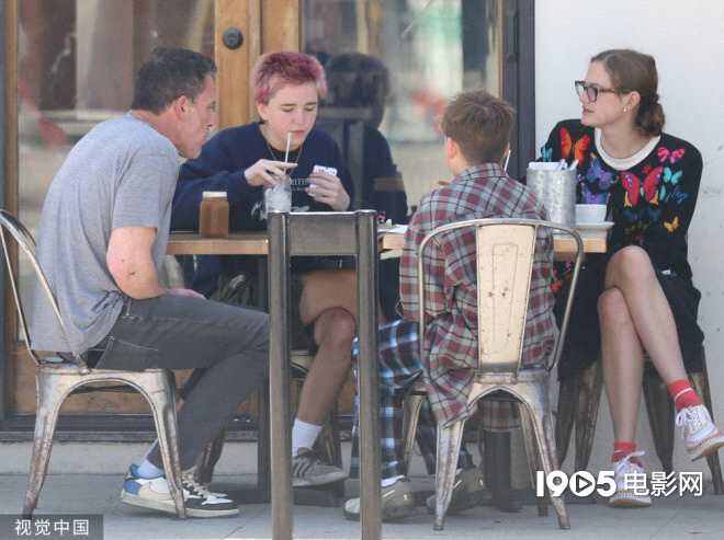 婚姻觸礁 寧愿帶娃！本·阿弗萊克陪孩子街邊打牌