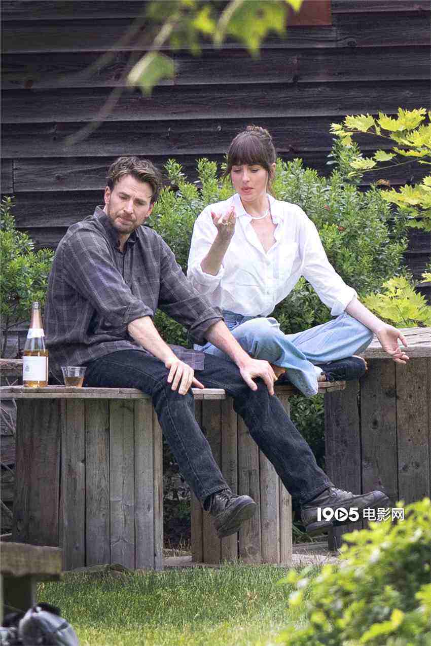 達妹又脫了！《物質(zhì)主義者》曝路透 美隊西裝蠱人