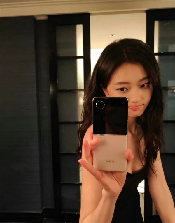 演員孫千首曝榮耀首款小折疊真機！行業(yè)大外屏 顏值絕美