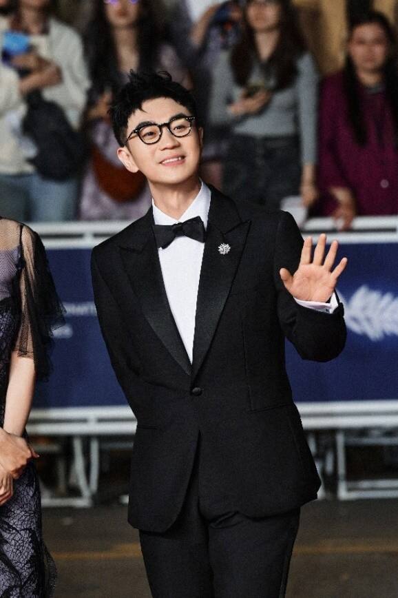 Chopard蕭邦-紅毯珠寶商 導(dǎo)演陳可辛，演員王傳君，導(dǎo)演、演員大鵬佩戴Chopard蕭邦珠寶腕表臻品 亮相第77屆戛納電影節(jié)《醬園弄》首映紅毯