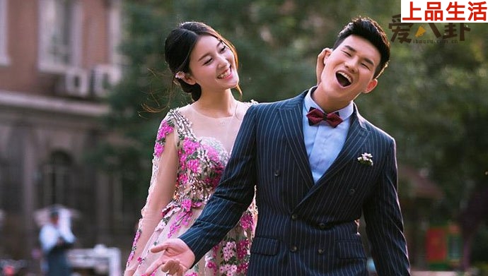 謝孟偉及妻子合影