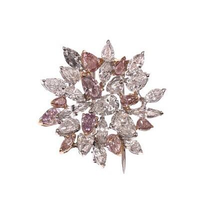 Chopard蕭邦-紅毯珠寶商 導(dǎo)演陳可辛，演員王傳君，導(dǎo)演、演員大鵬佩戴Chopard蕭邦珠寶腕表臻品 亮相第77屆戛納電影節(jié)《醬園弄》首映紅毯