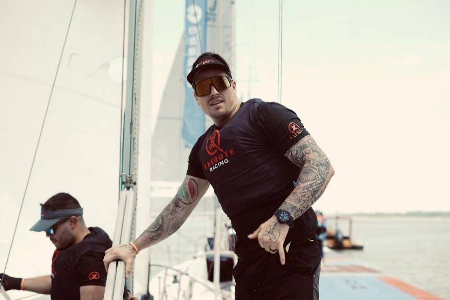 ExeQute Racing帆船隊(duì)佩戴沛納海Submersible潛行系列腕表，逐浪2024上海郵輪港國(guó)際帆船賽