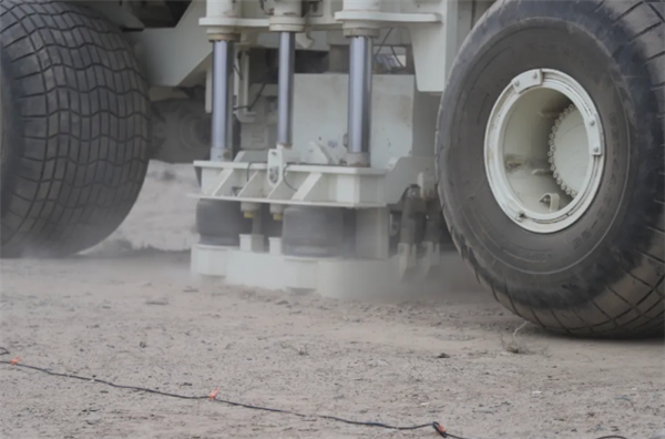 石油勘探神器！我國(guó)超大噸位寬頻EV80可控震源完成野外生產(chǎn)試驗(yàn)