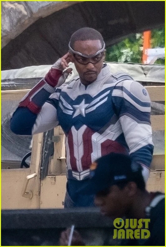 漫威《美國隊長4》片場補拍照出爐：新任黑人美隊穿戰(zhàn)服亮相