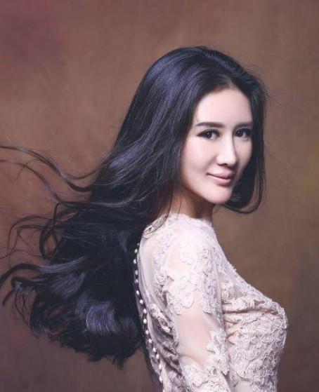 杜星霖比張紀(jì)中小了多少歲,張紀(jì)中娶小30歲妻子杜星霖 24