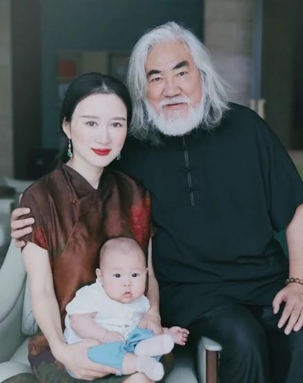 杜星霖比張紀(jì)中小了多少歲,張紀(jì)中娶小30歲妻子杜星霖 10