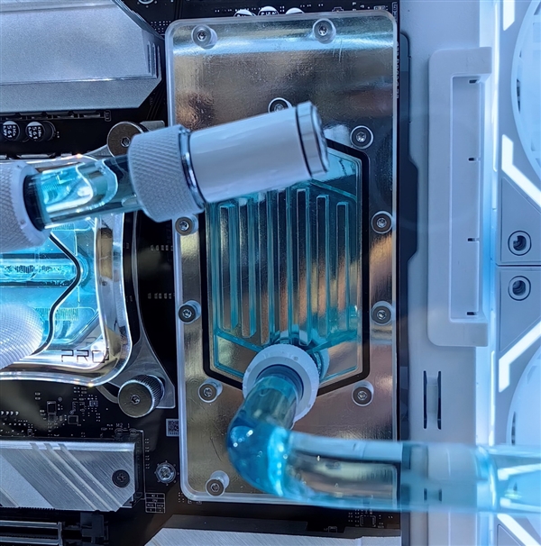 微星主板首秀CAMM2、Mini_CUDIMM兩大革命性內(nèi)存！下代普及四大徒手DIY設(shè)計