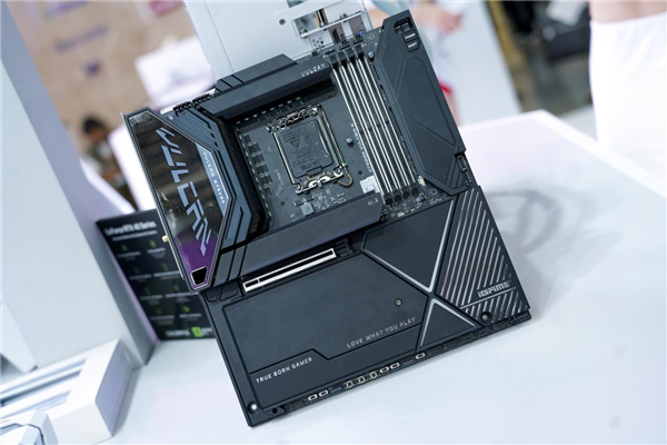 七彩虹Z790火神主板現(xiàn)身：首次E-ATX大板設(shè)計(jì) 黑白雙色可選