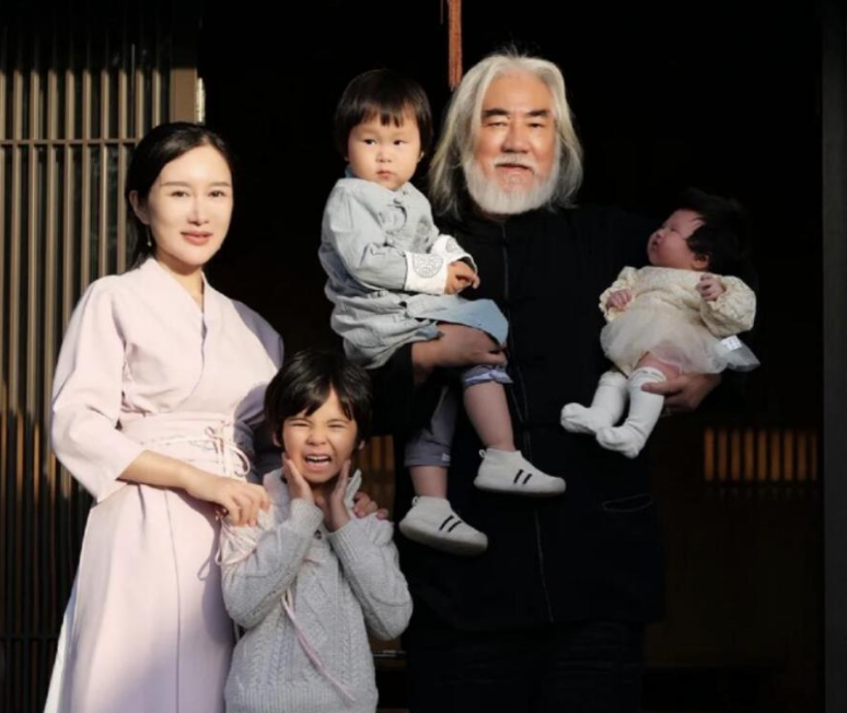 杜星霖比張紀(jì)中小了多少歲,張紀(jì)中娶小30歲妻子杜星霖 22