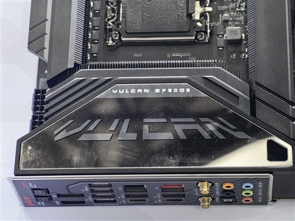 七彩虹Z790火神主板現(xiàn)身：首次E-ATX大板設(shè)計(jì) 黑白雙色可選