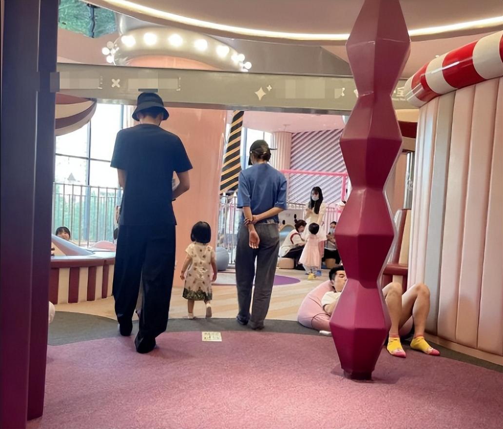 唐藝昕接女兒放學，張若昀4歲女兒近照 16