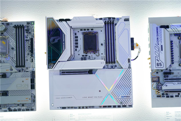 七彩虹Z790火神主板現(xiàn)身：首次E-ATX大板設(shè)計(jì) 黑白雙色可選