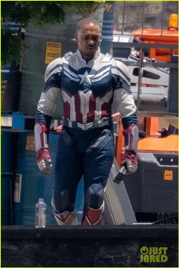 漫威《美國隊長4》片場補拍照出爐：新任黑人美隊穿戰(zhàn)服亮相