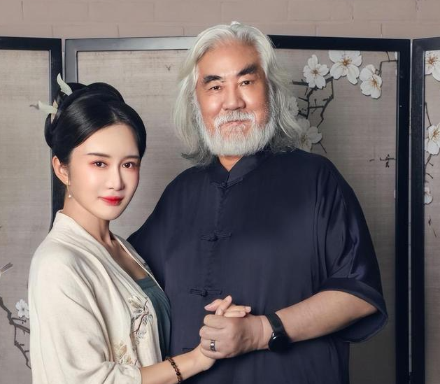 杜星霖比張紀(jì)中小了多少歲,張紀(jì)中娶小30歲妻子杜星霖 26