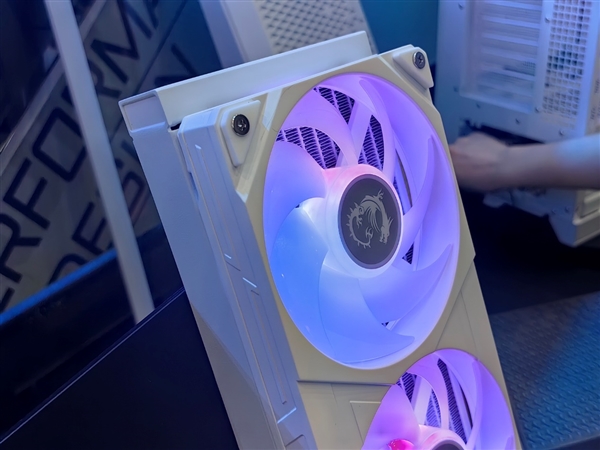 微星機電散新成果秀：優(yōu)雅堅固楓木、獨特雙層葉片