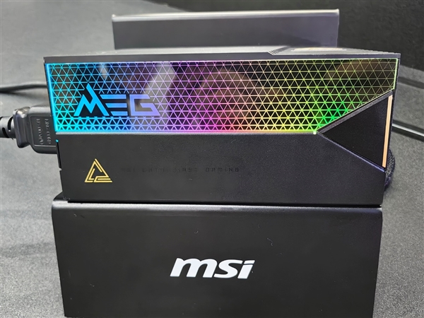 微星機電散新成果秀：優(yōu)雅堅固楓木、獨特雙層葉片