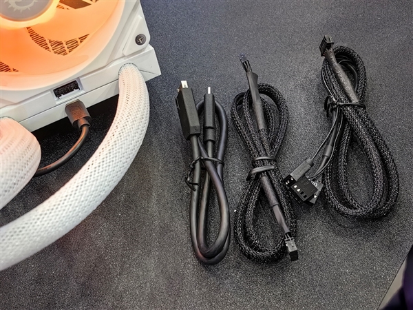 微星機電散新成果秀：優(yōu)雅堅固楓木、獨特雙層葉片