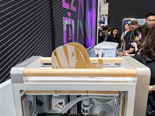 微星機電散新成果秀：優(yōu)雅堅固楓木、獨特雙層葉片