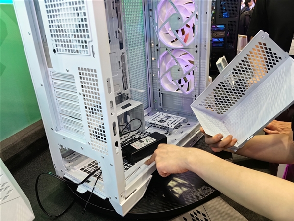 微星機電散新成果秀：優(yōu)雅堅固楓木、獨特雙層葉片