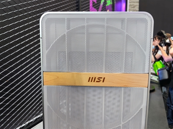 微星機電散新成果秀：優(yōu)雅堅固楓木、獨特雙層葉片