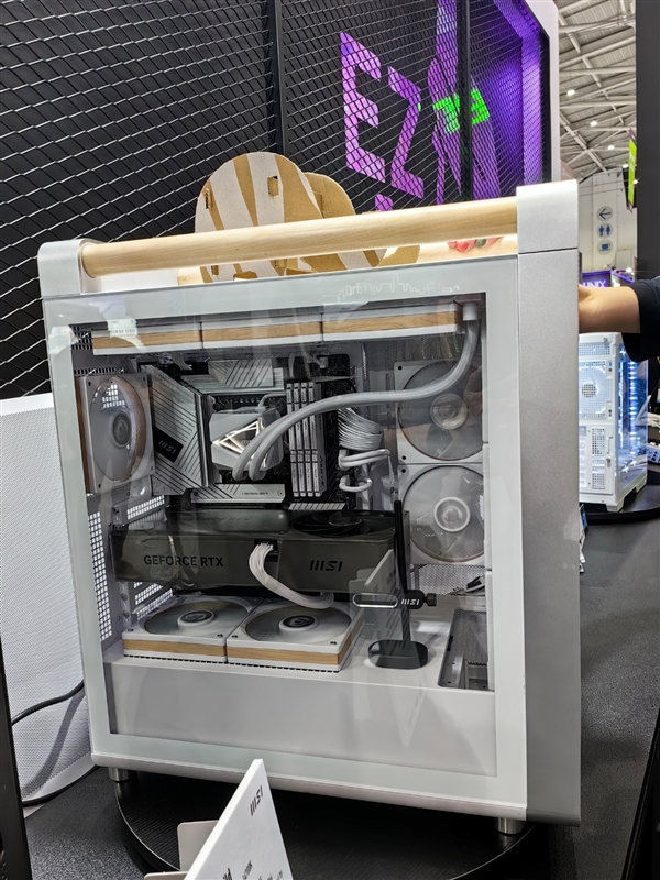 微星機電散新成果秀：優(yōu)雅堅固楓木、獨特雙層葉片