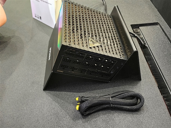 微星機電散新成果秀：優(yōu)雅堅固楓木、獨特雙層葉片