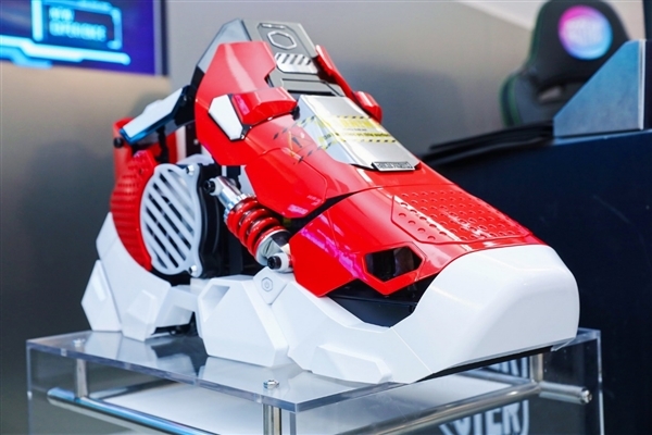 酷冷至尊做了一條“機(jī)械鯊魚”主機(jī)！