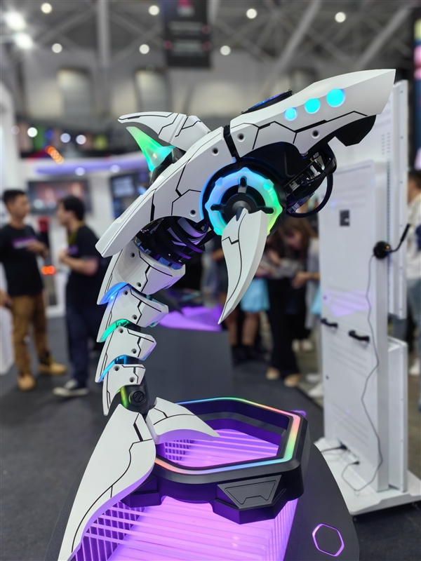 酷冷至尊做了一條“機(jī)械鯊魚”主機(jī)！