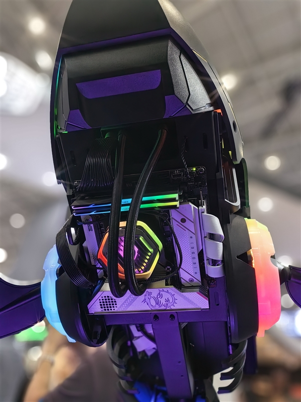 酷冷至尊做了一條“機(jī)械鯊魚”主機(jī)！