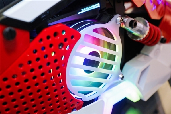 酷冷至尊做了一條“機(jī)械鯊魚”主機(jī)！