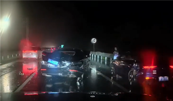 華為AEB立大功！問(wèn)界雨夜高速過(guò)龍門(mén)架后緊急剎停：一身冷汗