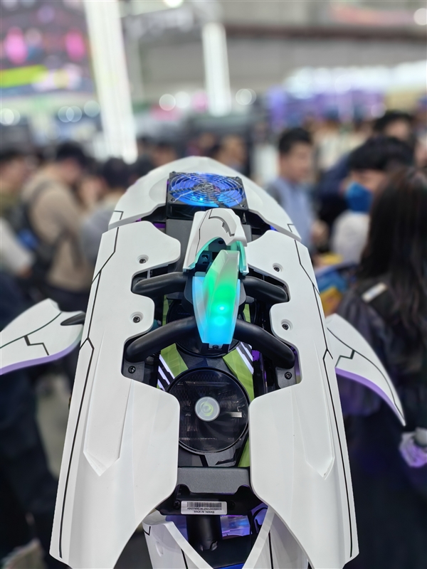 酷冷至尊做了一條“機(jī)械鯊魚”主機(jī)！