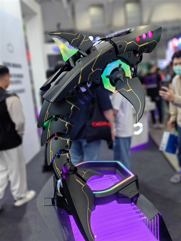 酷冷至尊做了一條“機(jī)械鯊魚”主機(jī)！