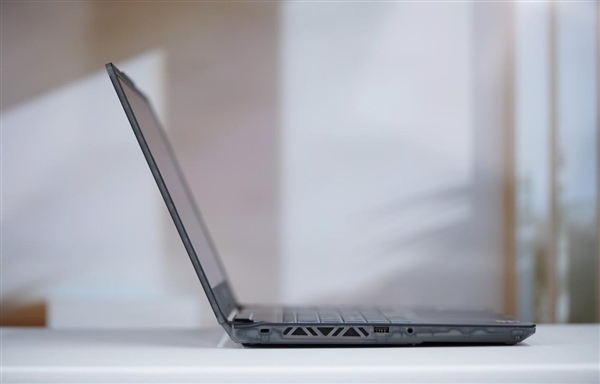 賽博機(jī)械風(fēng)十足！微星新款星影15 Air圖賞