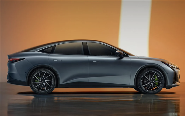 全域800V高壓架構(gòu)！極狐阿爾法S5將于6月15日上市