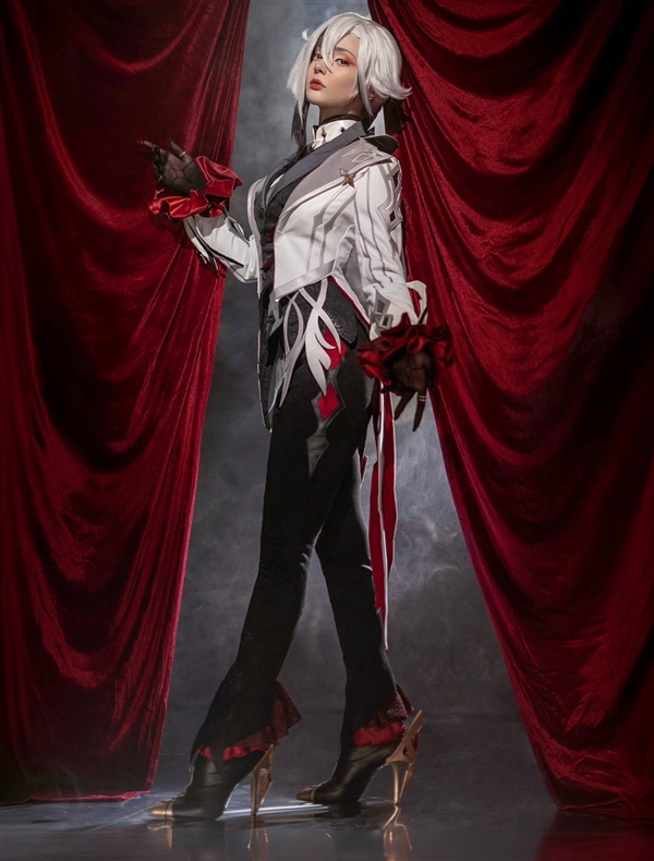 烏克蘭美女Cos《咒術(shù)回戰(zhàn)》冥冥:皮衣黑絲身材熱辣