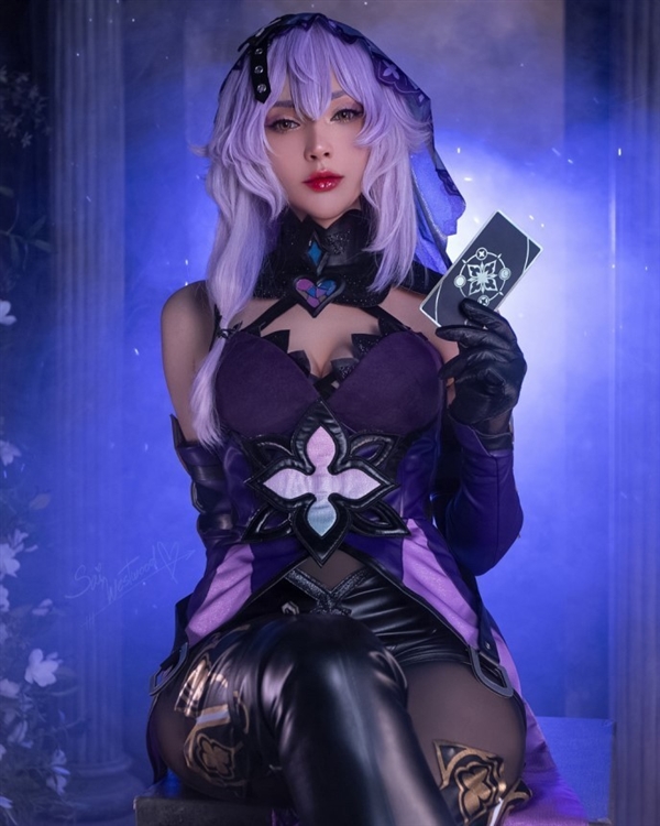 烏克蘭美女Cos《咒術(shù)回戰(zhàn)》冥冥:皮衣黑絲身材熱辣