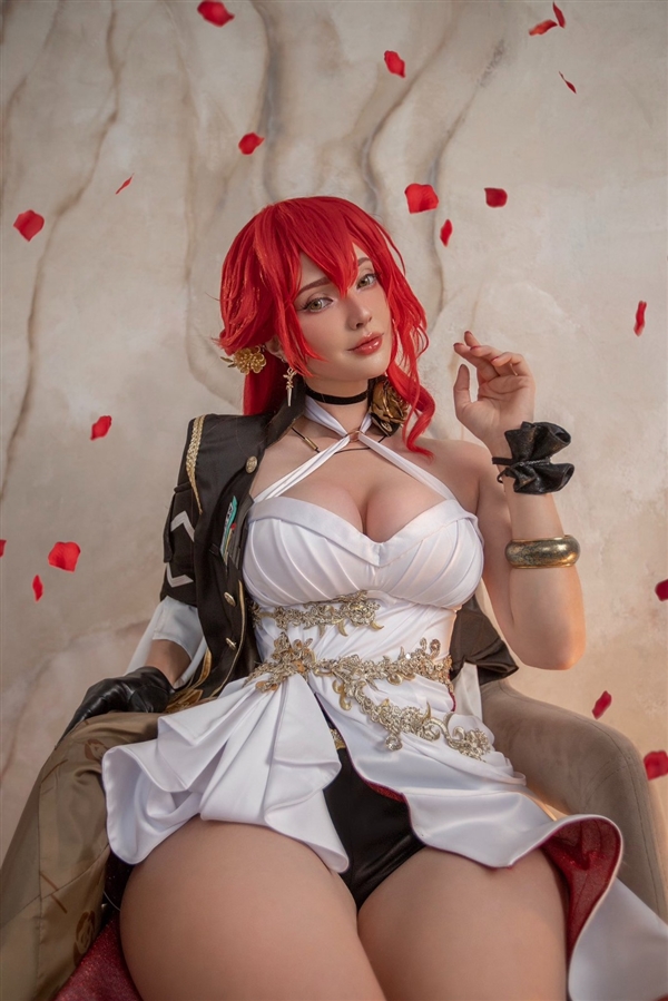 烏克蘭美女Cos《咒術(shù)回戰(zhàn)》冥冥:皮衣黑絲身材熱辣