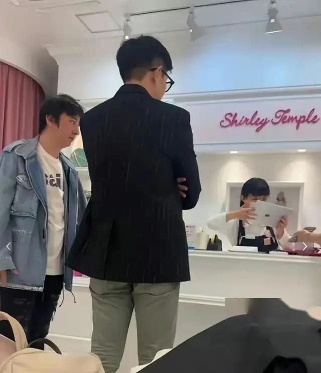 王思聰把ins頭像換成卡通圖案，并配文：“你爹來了 6