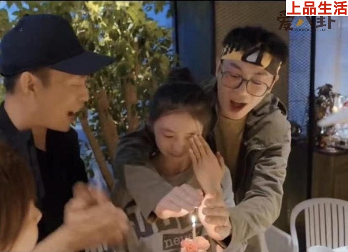 朱亞文環(huán)抱劉浩存行為過于親密引爭議