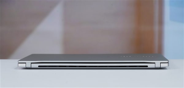 驍龍X Elite+2.8K OLED屏 華碩無畏Pro15 2024高能 AI 超輕薄本圖賞