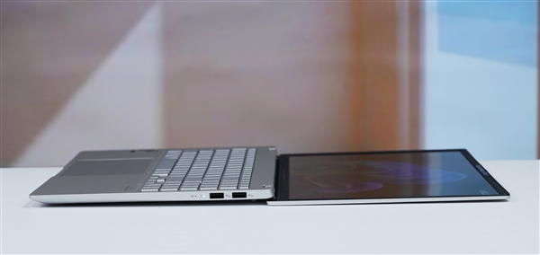 驍龍X Elite+2.8K OLED屏 華碩無畏Pro15 2024高能 AI 超輕薄本圖賞