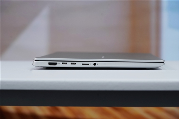 驍龍X Elite+2.8K OLED屏 華碩無畏Pro15 2024高能 AI 超輕薄本圖賞