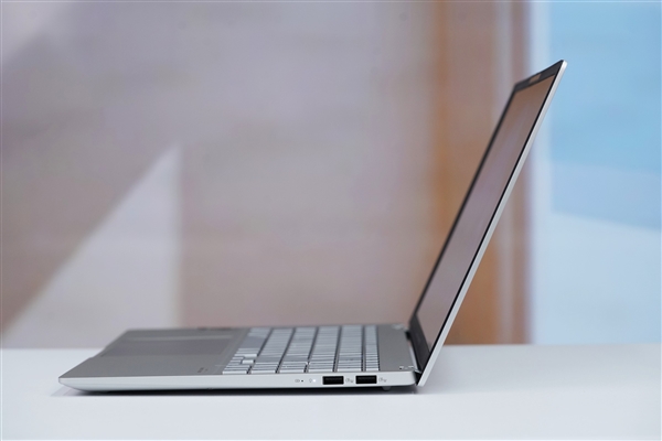 驍龍X Elite+2.8K OLED屏 華碩無畏Pro15 2024高能 AI 超輕薄本圖賞