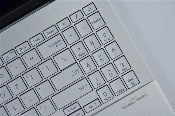 驍龍X Elite+2.8K OLED屏 華碩無畏Pro15 2024高能 AI 超輕薄本圖賞