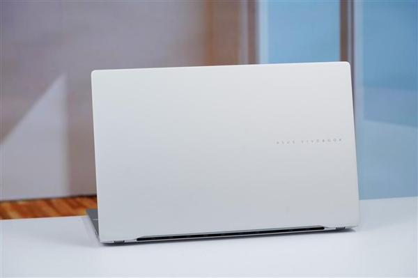 驍龍X Elite+2.8K OLED屏 華碩無畏Pro15 2024高能 AI 超輕薄本圖賞