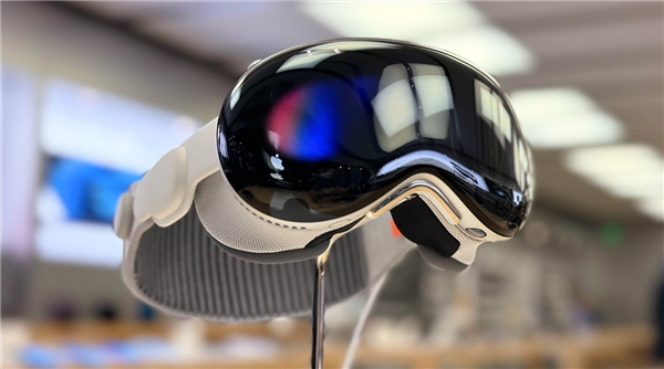 2.99萬(wàn)元起 蘋(píng)果Vision Pro中國(guó)銷(xiāo)售恐遇冷：首發(fā)日多地門(mén)店可取貨