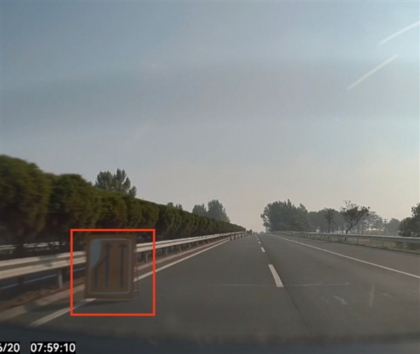 車主高速上逆光未看清改道擋牌 極氪007自動變道成功救車